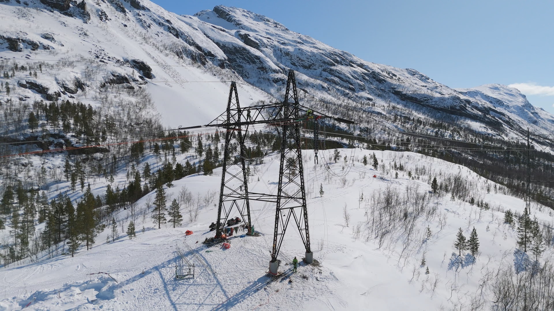 Bilde av mast i snø