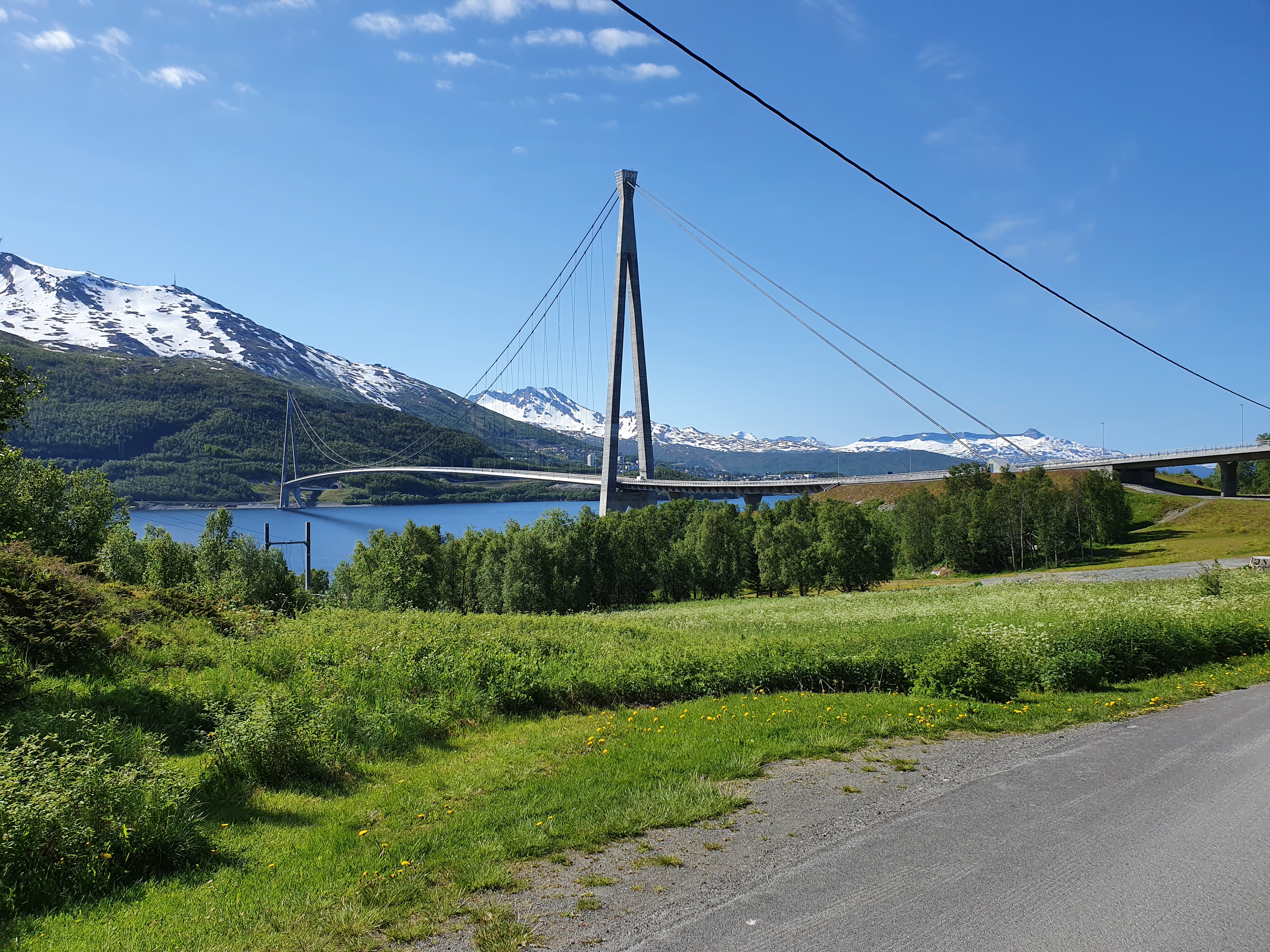 Broen over rombaksjorden en varm sommerdag 