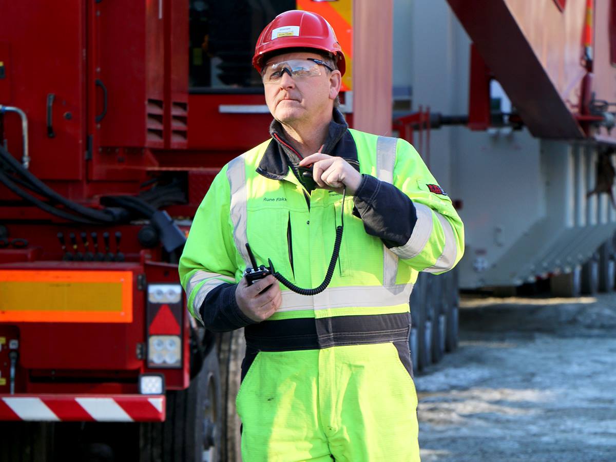Rune Flakk, leder for landtransport i Statnett Transport måler veien der transporten skal gå