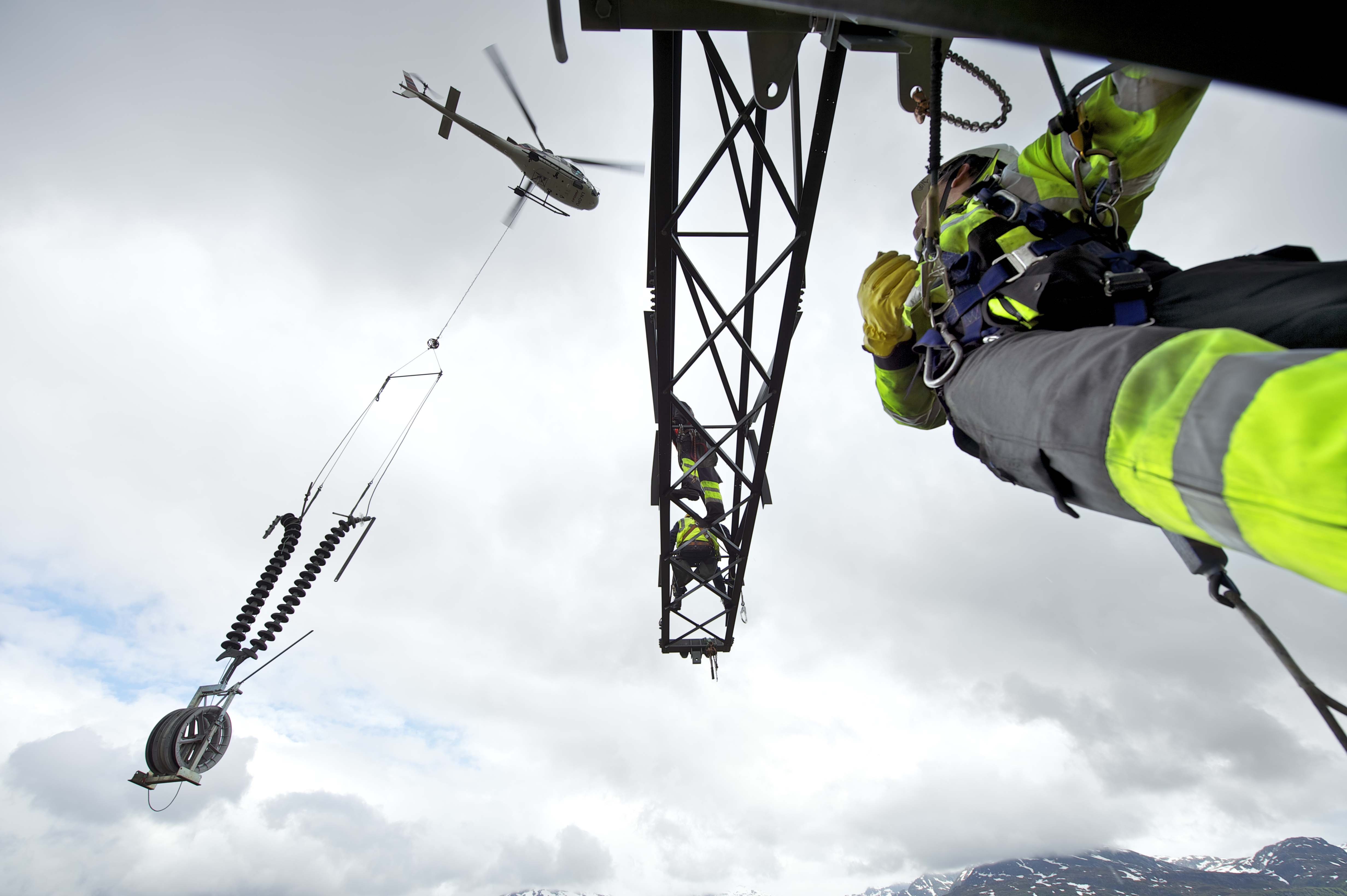 Montør som jobber ved helikopter