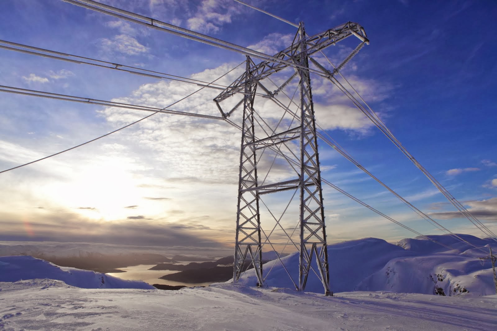Strømmast på fjellet om vinteren.