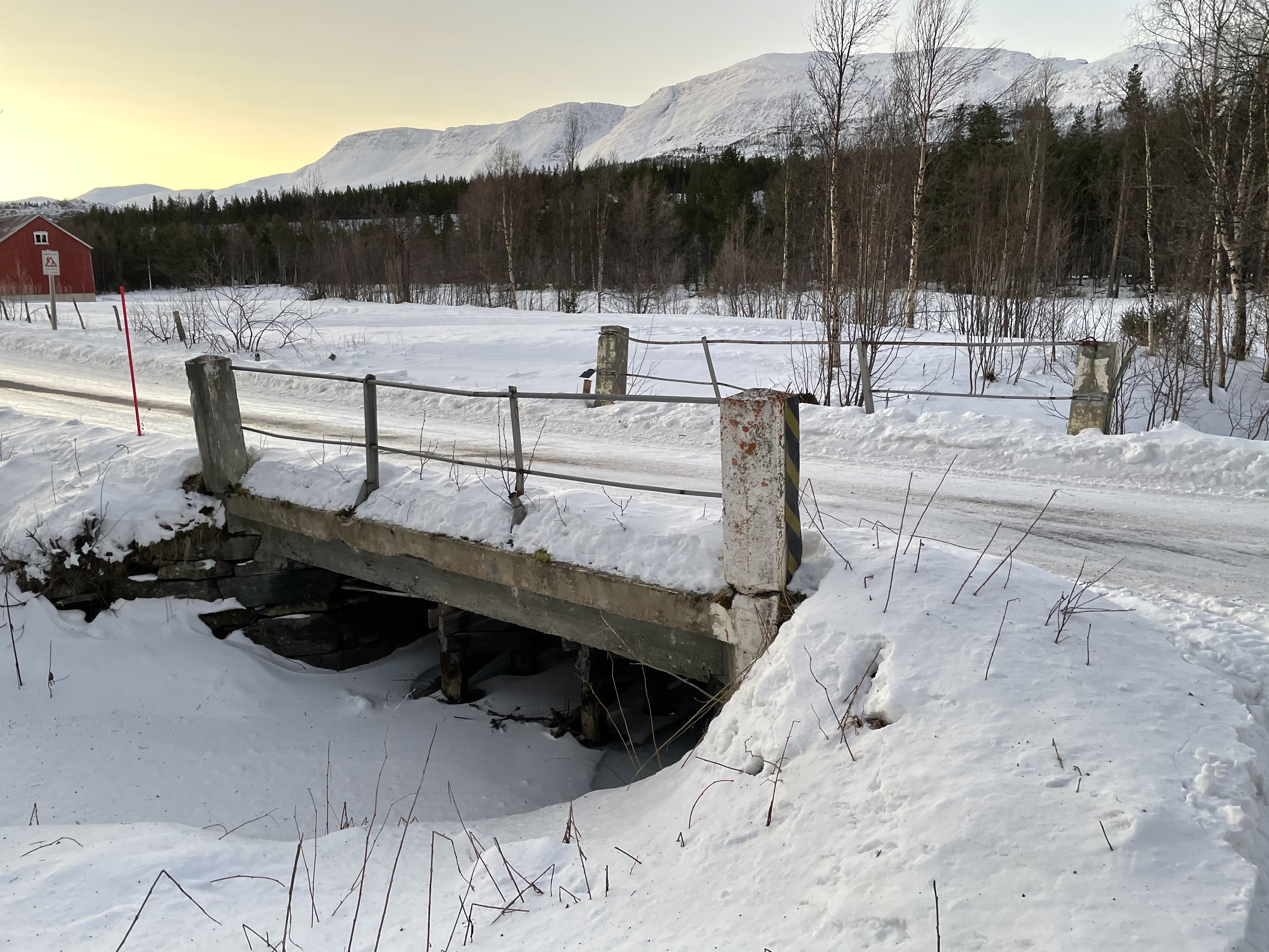 Bro dekket med snø