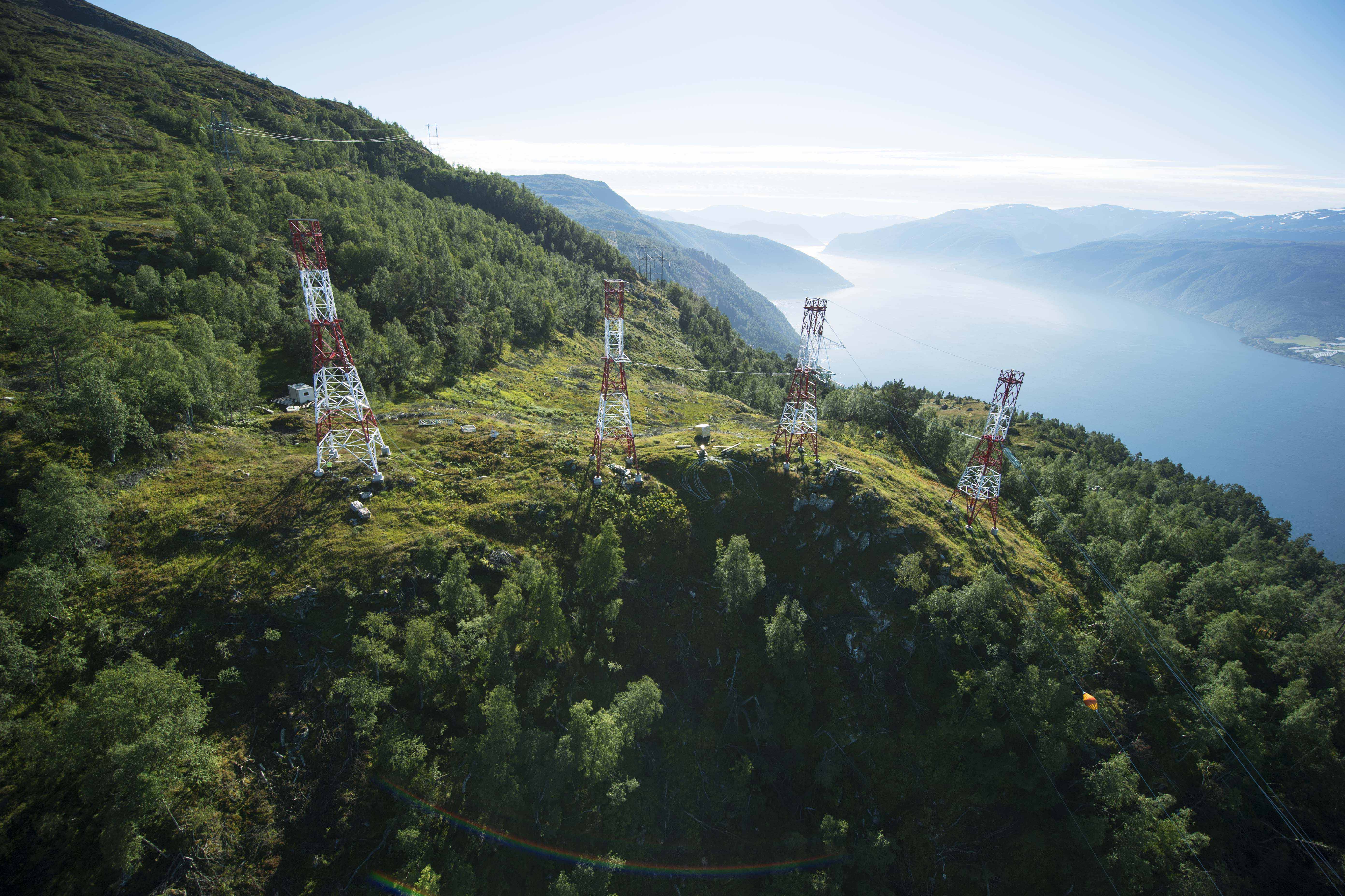 Bygging av nytt fjordsspenn over Fjærlandsjorden sommeren 2016. Prosjekt Ørskog Sogndal