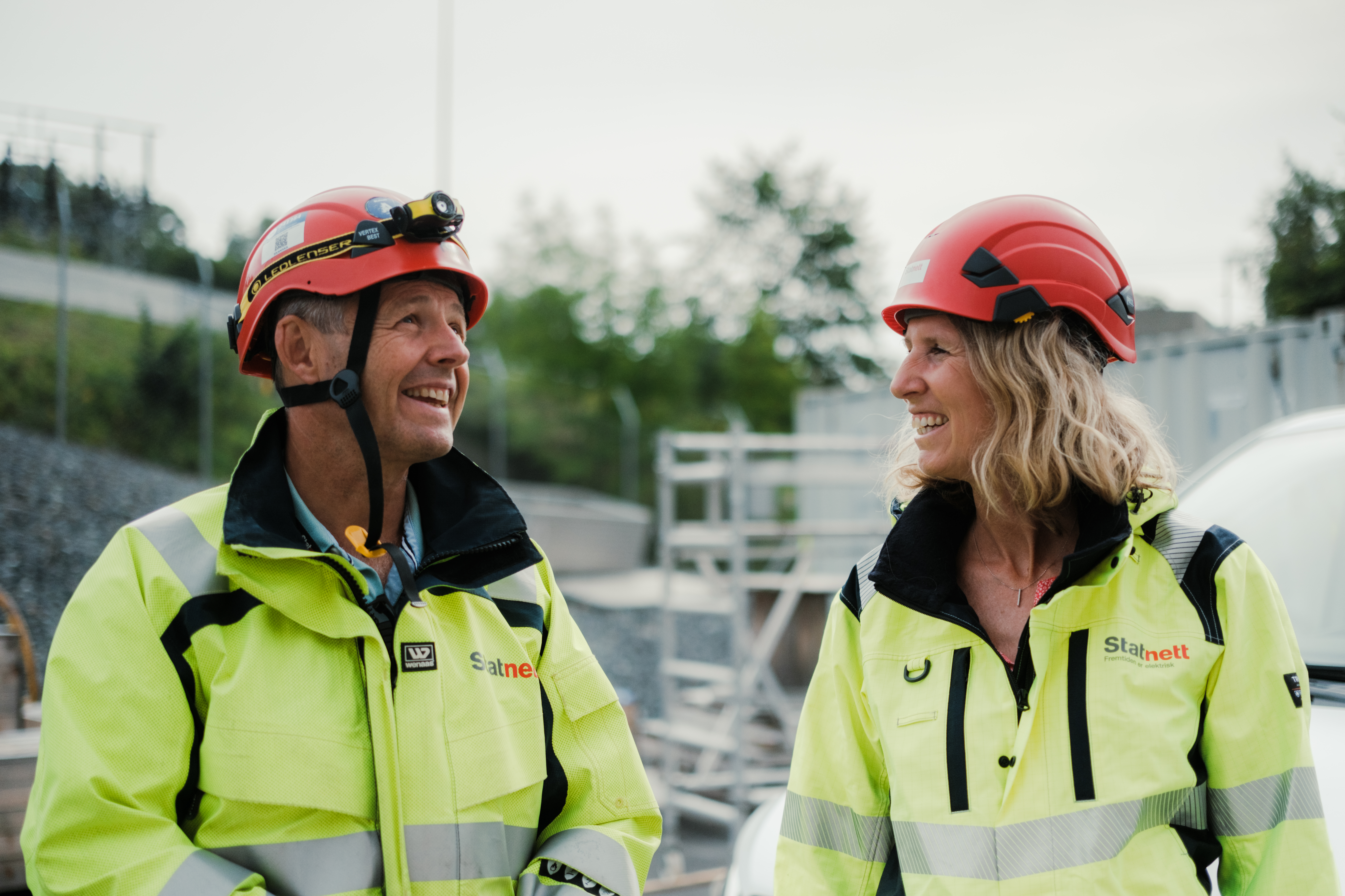 Bilde av Cathrine Lund Larsen og Thomas Weisser Fennefoss på Hamang transformatorstasjon.