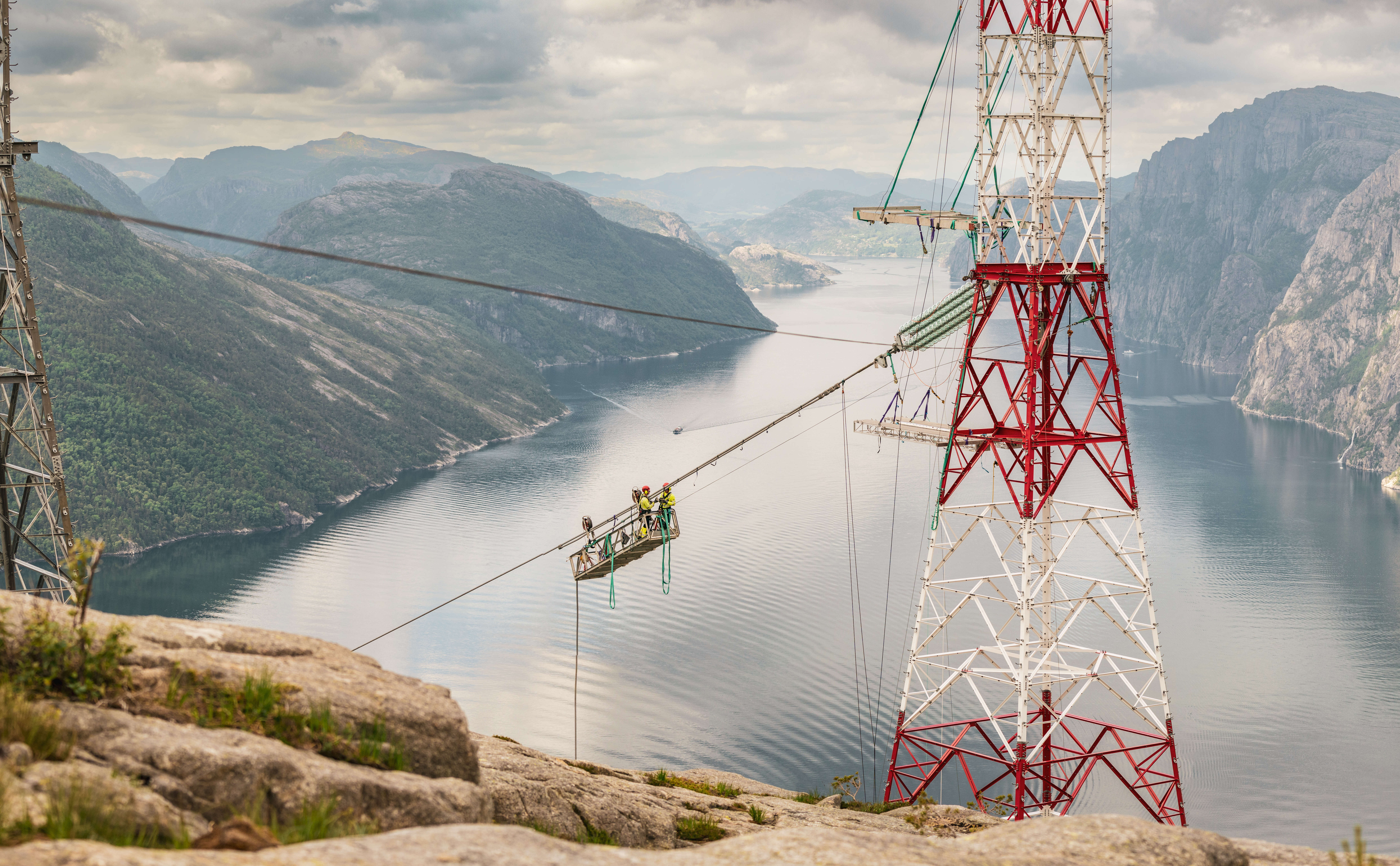 Illustrasjonsfoto som viser Statnetts byggearbeid i Lysefjorden.