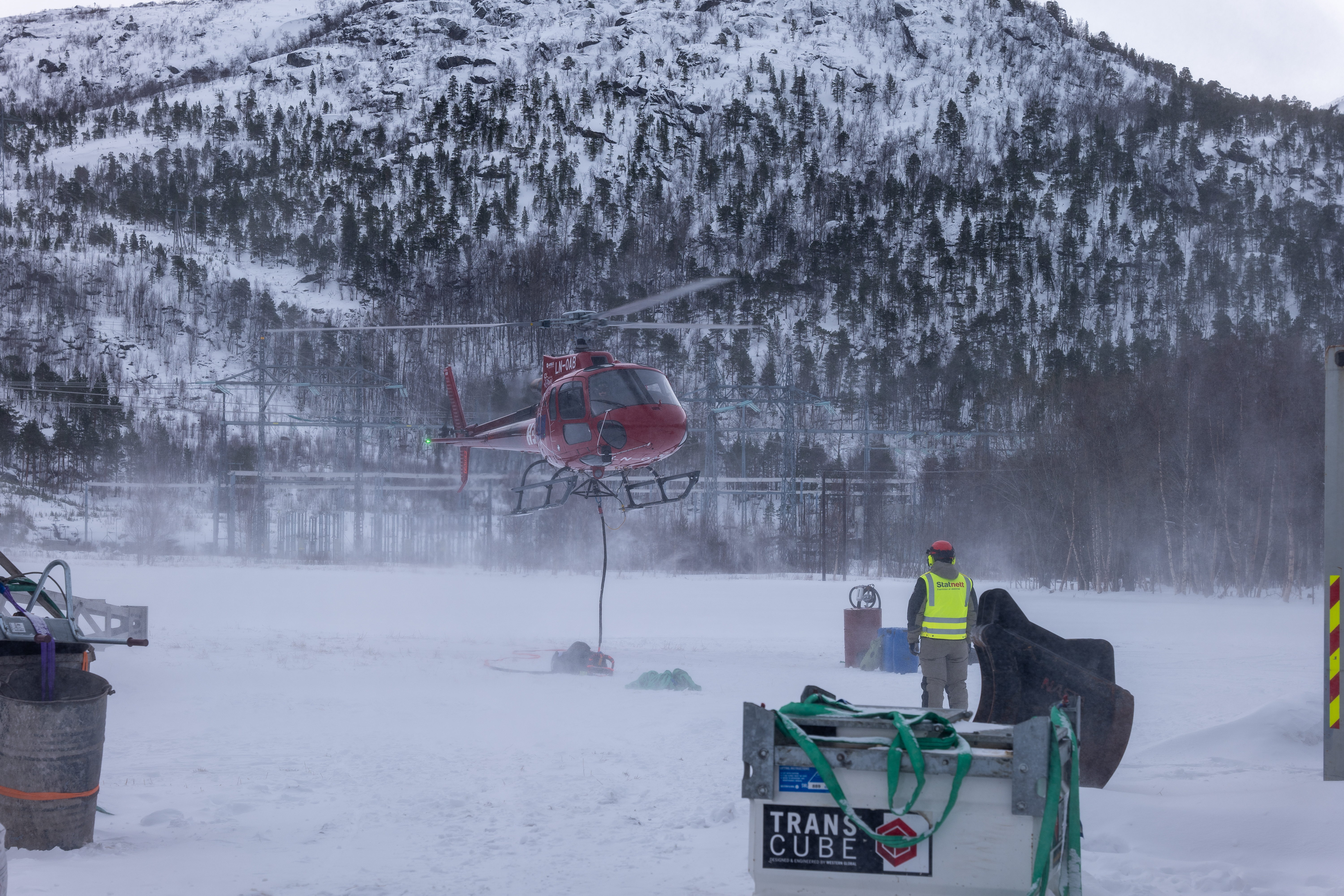 Bilde av helikopter som nesten har landet.