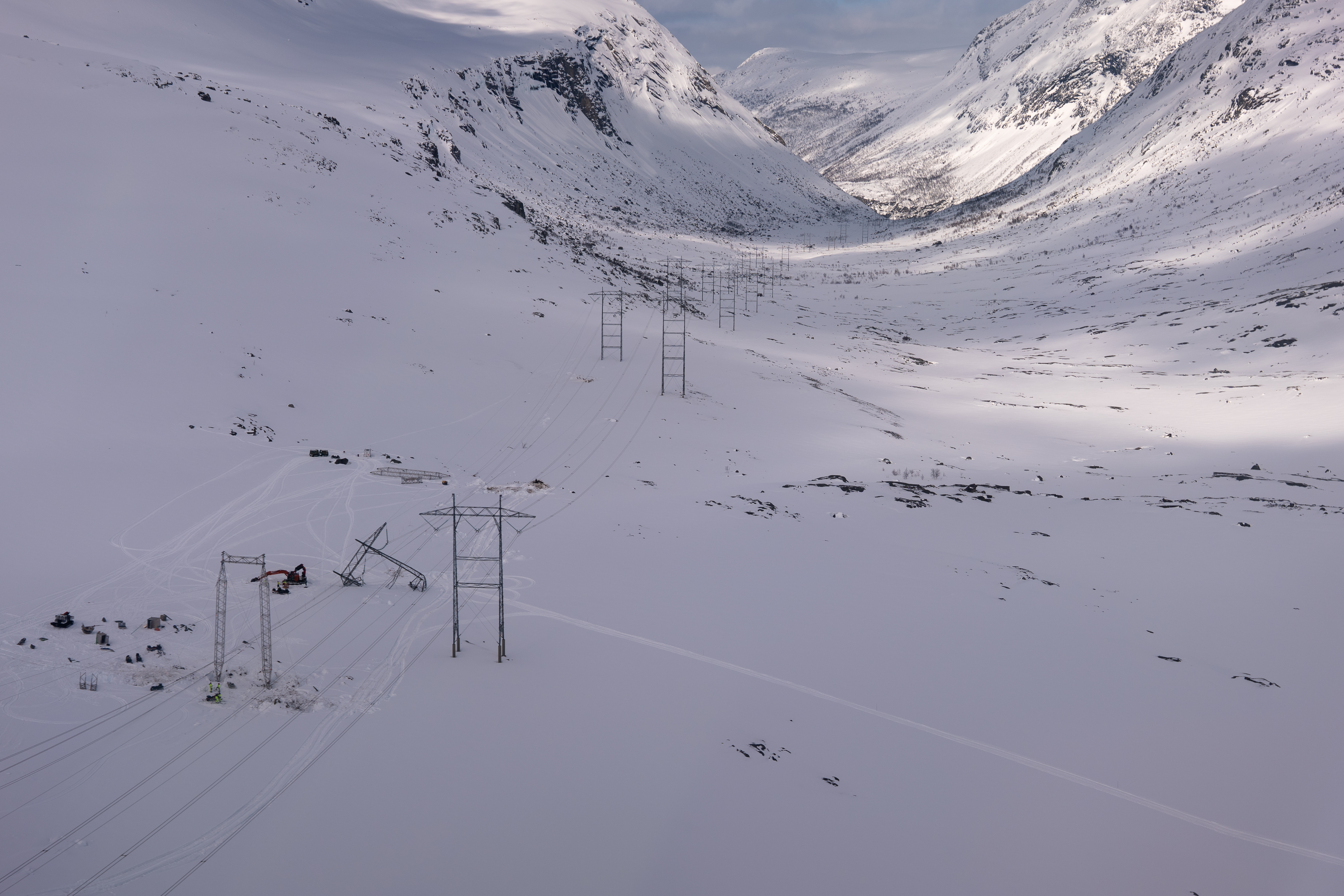Bilde av mange master i snødekt landskap