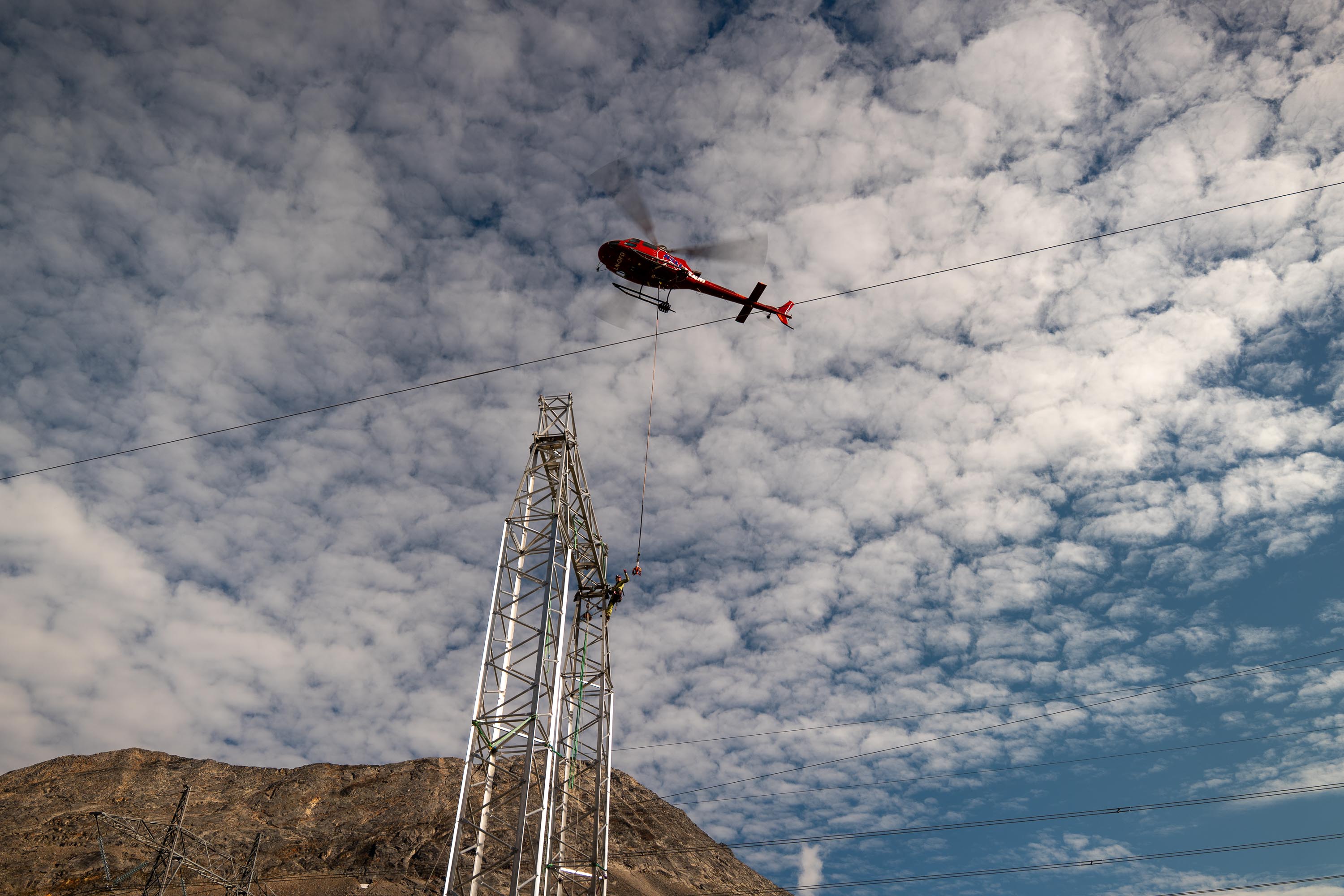 Bilde av et helikopter og en mast.